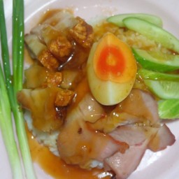 ข้าวหมูแดงหมูกรอบ