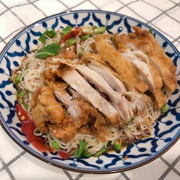 ยำขนมจีนไก่กรอบ