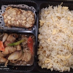 เนื้อปลาผัดเต้าซี่พริกหยวก+ข้าวผัดไข่+เผือกทองคำ