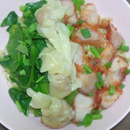 บะหมี่เกี๊ยวน้ำหมูแดง