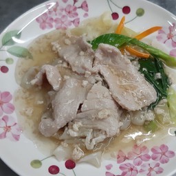 เกาเหลาราดหน้าหมูผักรวม