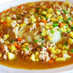 เส้นใหญ่ราดหน้าหมูสับผงกะหรี่
