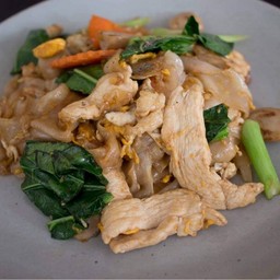 ผัดซีอิ๊วหมูหรือไก่