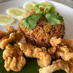 ข้าวผัดน้ำพริกเผาไก่กรอบ