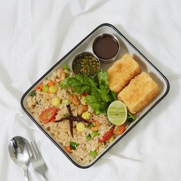 ข้าวผัดมังสวิรัติเต้าหู้ราดซอสมะขาม