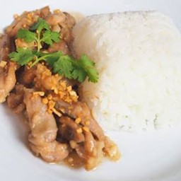 ไก่กระเทียมราดข้าว