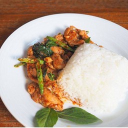 ผัดพริกแกงไก่ราดข้าว