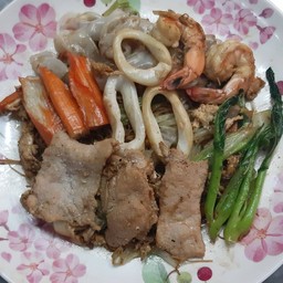 ผัดซีอิ้วรวมมิตรเส้นหมี่