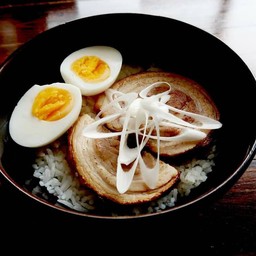 ข้าวหน้าหมูชาชูย่าง