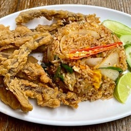 ข้าวผัดน้ำพริกเผาลิ้นชุบแป้งกรอบ