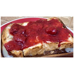 ขนมปังฮอกไกโดราดเเยมสตรอเบอร์รี่ (Hokkaido Milk Bread with Strawberry Jam)
