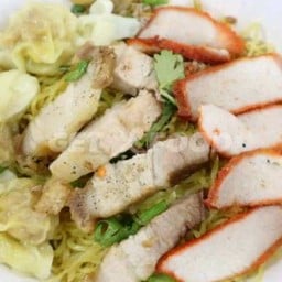 บะหมี่เกี๊ยวหมูแดงหมูกรอบ