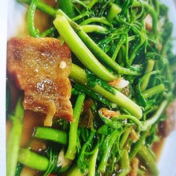 ผัดผักกระเฉดไฟแดง