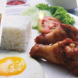 ชุดข้าวไก่แซ่บ (ไข่ดาว) พร้อมแกงจืด