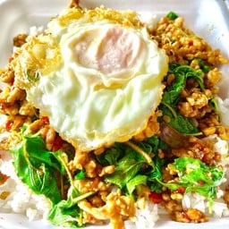 กระเพราหมูสับ