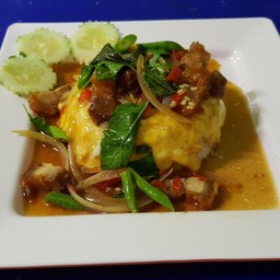 ข้าวไข่ข้น-กะเพราหมูกรอบ