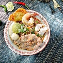 เส้นใหญ่ ก๋วยเตี๋ยวต้มยำทะเล