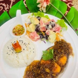 ข้าวหน้าปลาแซลมอนสลัดผักผลไม้รวม (ซอสสูตรเด็ดอร่อยกลมกล่อม)