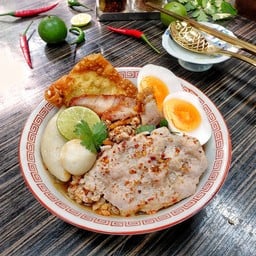 เส้นใหญ่ ก๋วยเตี๋ยวต้มยำหมูเครื่องล้น