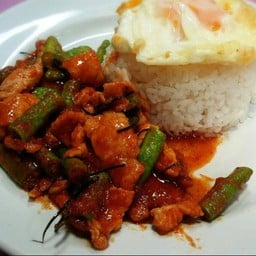 [อร่อยซ่ากับโค้ก] ข้าวหมู-ไก่ ผัดพริกแกง +  โค้ก ออริจินัล (กระป๋อง) 