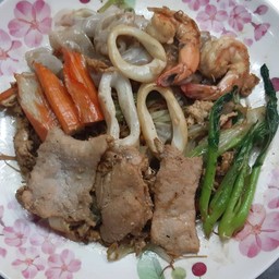 ผัดซีอิ้วรวมมิตรเส้นใหญ่