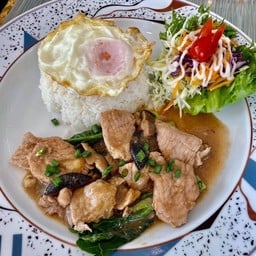 ข้าวหมูนุ่มคะน้าผัดเห็ดหอม (แนะนำอร่อยมากๆ อาหารเหลา)