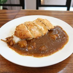 ข้าวแกงกะหรี่ไก่ทอดห่อชีส