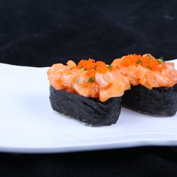 Spicy salmon sushi