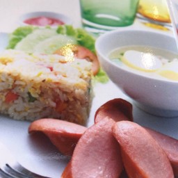 ชุดข้าวผัดไข่ไส้กรอก พร้อมแกงจืด