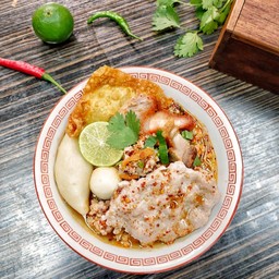 เส้นหมี่ ก๋วยเตี๋ยวต้มยำหมูเครื่องล้น