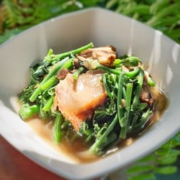 ผัดยอดมะระหมูกรอบ