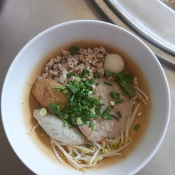 ก๋วยเตี๋ยวรวมลูกชิ้นปลา น้ำ