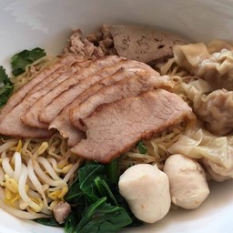 ก๋วยเตี๋ยวเส้นบะหมี่ 2 ก้อนเกี๊ยว