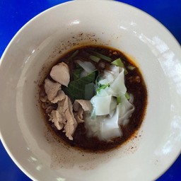 เส้นใหญ่หมูน้ำตก