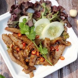 คอหมูผัดพริกเกลือ