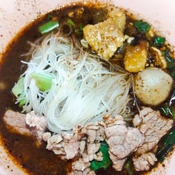 ก๋วยเตี๋ยวเรืออยุธยา ซอยวัดกู้ หน้าตลาดเช้า