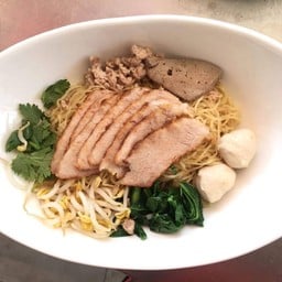 ก๋วยเตี๋ยวเส้นบะหมี่ 2 ก้อน