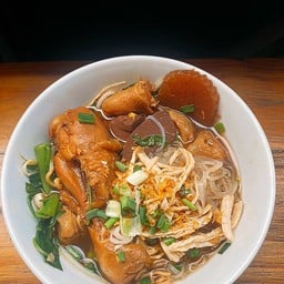 เส้นใหญ่ ไก่เว้ย