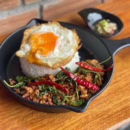 กะเพราแซ่บหมูสับราดข้าว