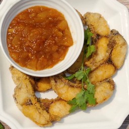 ปลากะพงทอดซอสสับปะรด