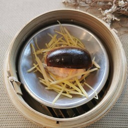 ลูกชิ้นหมูไข่เยี่ยวม้า