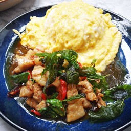 ข้าวไข่ข้น กระเพรา หมูสามชั้น
