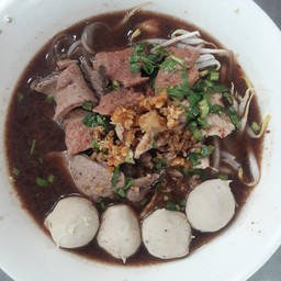 ก๋วยเตี๋ยว ก๋วยจั๊บ ข้าวหมูแดงหมูกรอบ ร้านลุงกับป้า