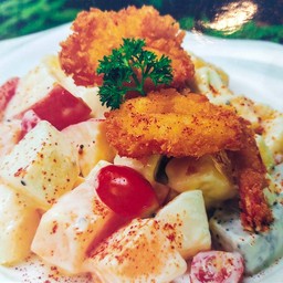 สลัดผลไม้กุ้งทอด