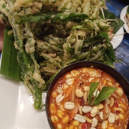 ยำผักบุ้งทอดกรอบ