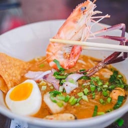 แปด ก๋วยเตี๋ยวต้มยำทะเลเดือด หนองเกตุใหญ่ (บางละมุง)