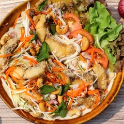 ยำกะพงทอด สมุนไพร