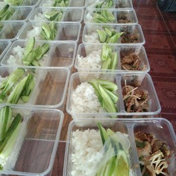 ข้าวหน้าน้ำตกคอหมูย่าง