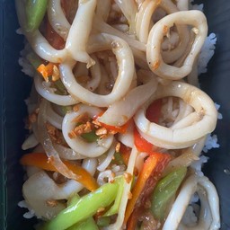ข้าวราดผัดพริกหยวกหมึก
