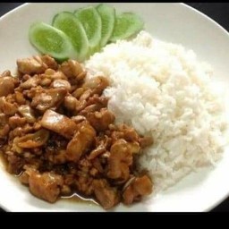 ไก่ทอดกะเทียมราดข้าว